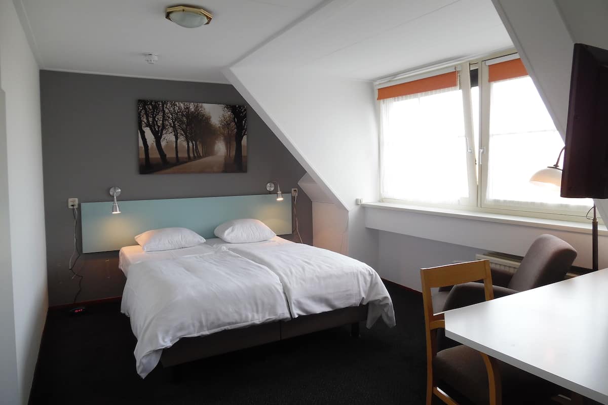 Standard Double Room | Desk, blackout drapes, free WiFi