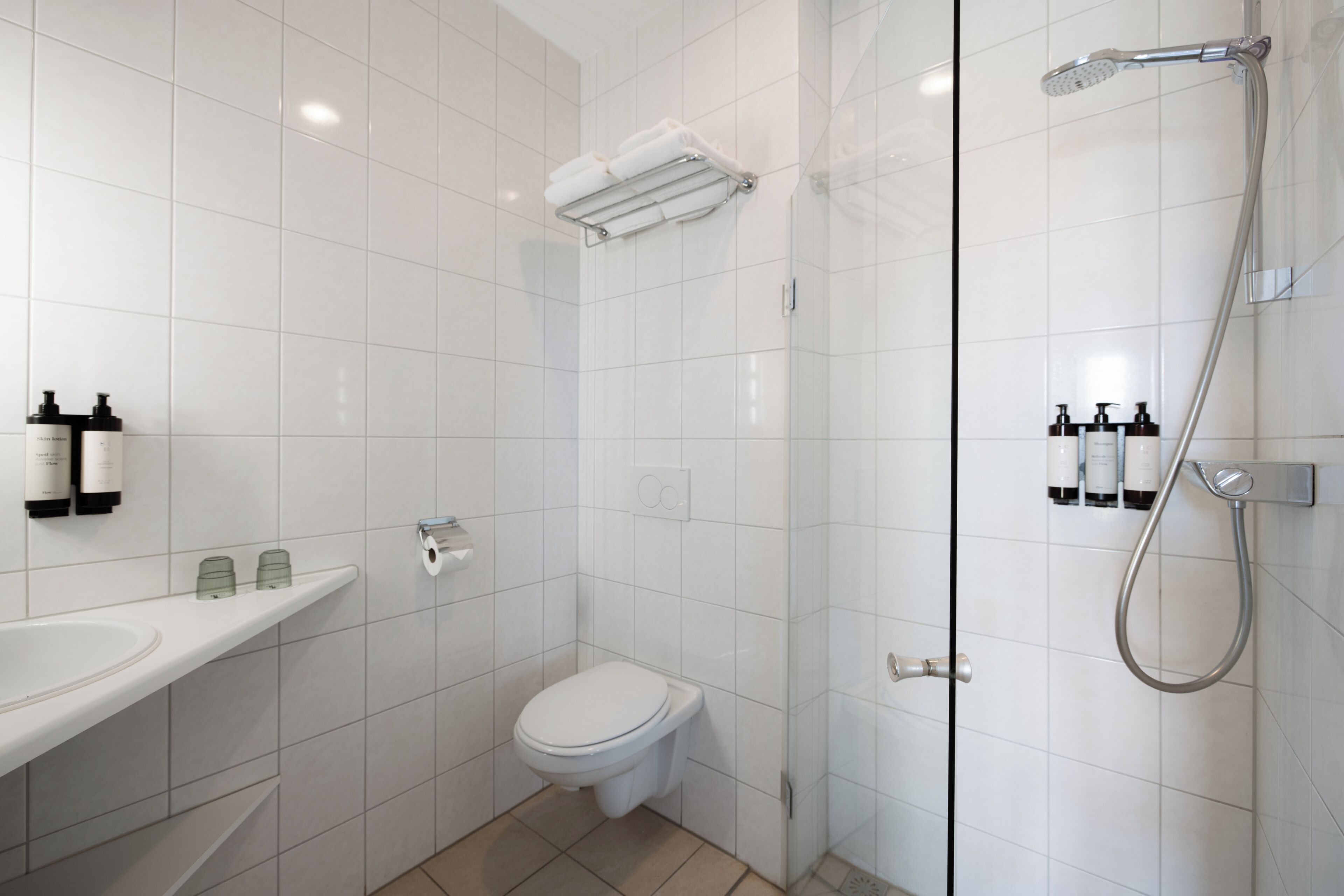 Standaard tweepersoonskamer, uitzicht op tuin | Badkamer | Milieuvriendelijke toiletartikelen, een haardroger, handdoeken, zeep
