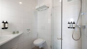 Standaard tweepersoonskamer, uitzicht op tuin | Badkamer | Milieuvriendelijke toiletartikelen, een haardroger, handdoeken, zeep