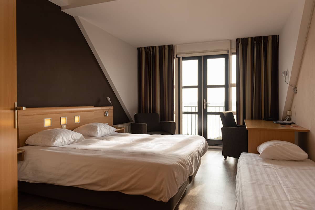 Standard Triple Room | Desk, blackout drapes, free WiFi