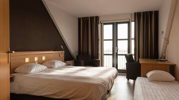 Standard Triple Room | Desk, blackout drapes, free WiFi