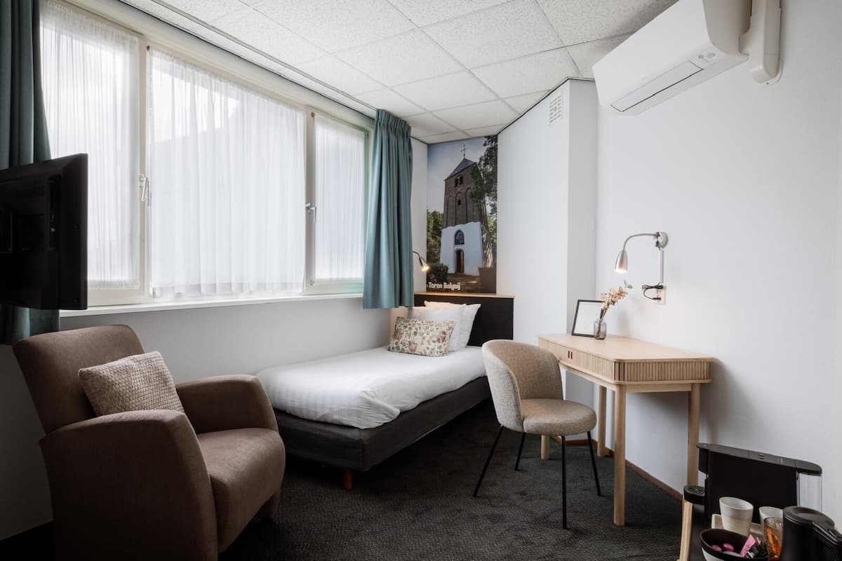 Standaard eenpersoonskamer | Een bureau, een laptopwerkplek, verduisterende gordijnen, gratis wifi