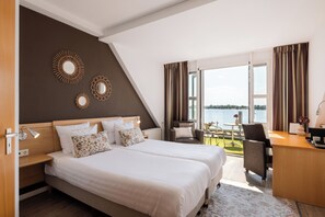 Deluxe Double Room, Lake View, Lakeside | Desk, laptop workspace, blackout curtains, free WiFi - Hotel Hoogeerd by Flow (Niftrik)