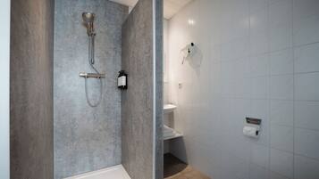 Standaard eenpersoonskamer | Badkamer | Milieuvriendelijke toiletartikelen, een haardroger, handdoeken, zeep