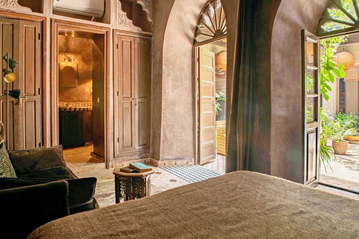Quarto casal básico (Shower - Terre d'ombre) | 1 quarto, roupas de cama premium, cofres nos quartos, berços (sobretaxa)
