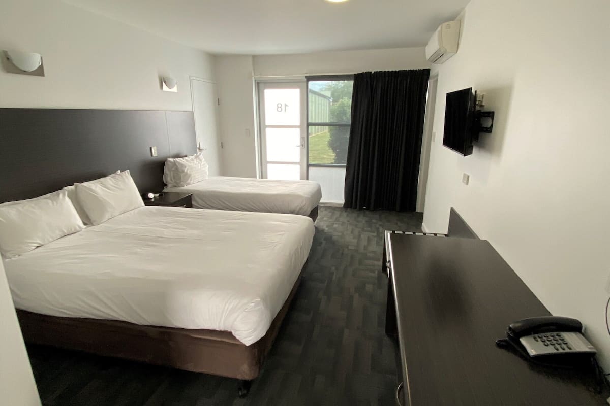Studio | Een strijkplank/strijkijzer, beddengoed