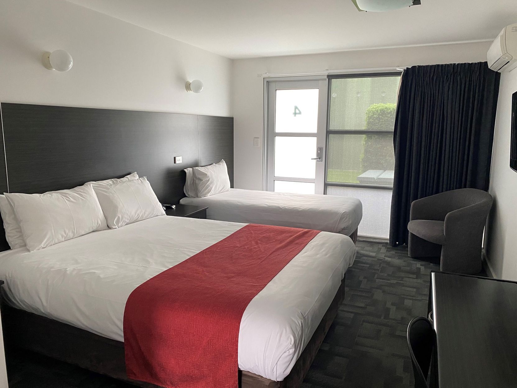 Iron/ironing board, bed sheets