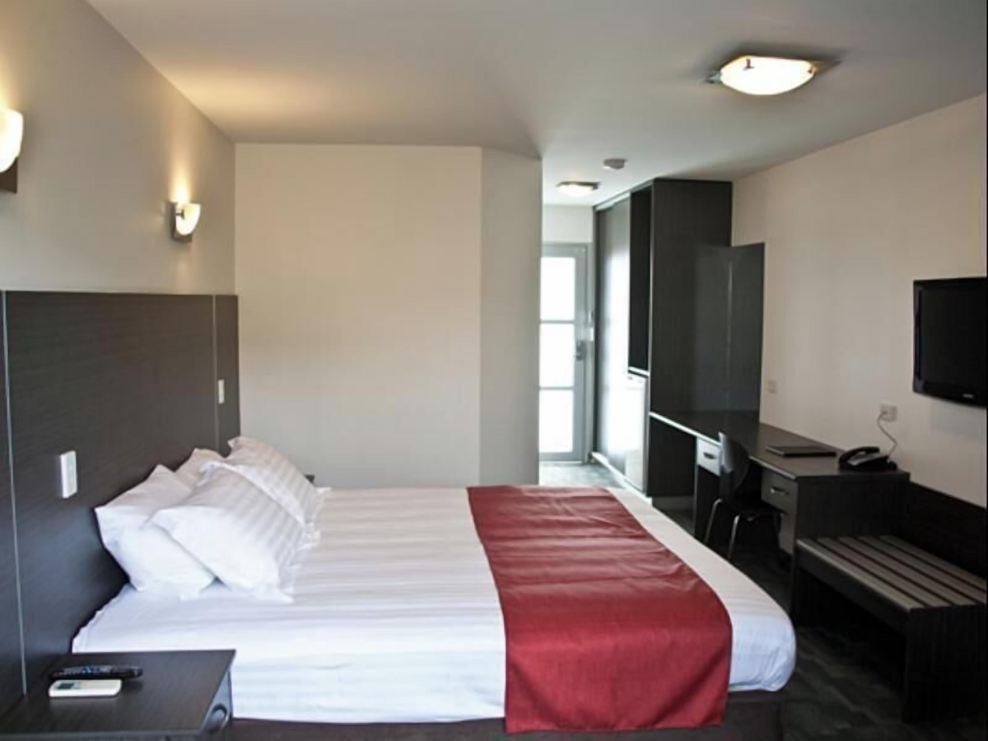 Iron/ironing board, bed sheets