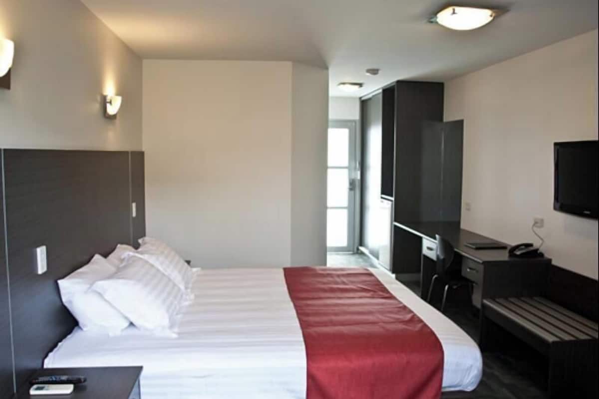 Iron/ironing board, bed sheets