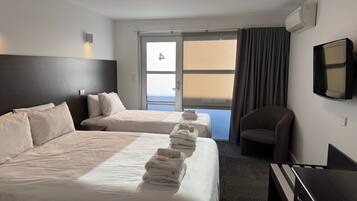 Camera Deluxe con 2 letti singoli | Ferro/asse da stiro, lenzuola