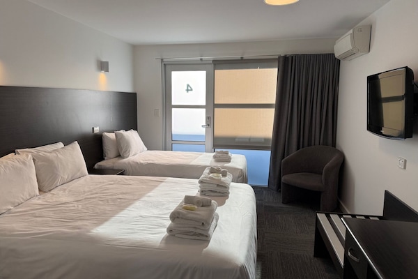 Chambre Deluxe avec lits jumeaux | Fer et planche à repasser, draps fournis