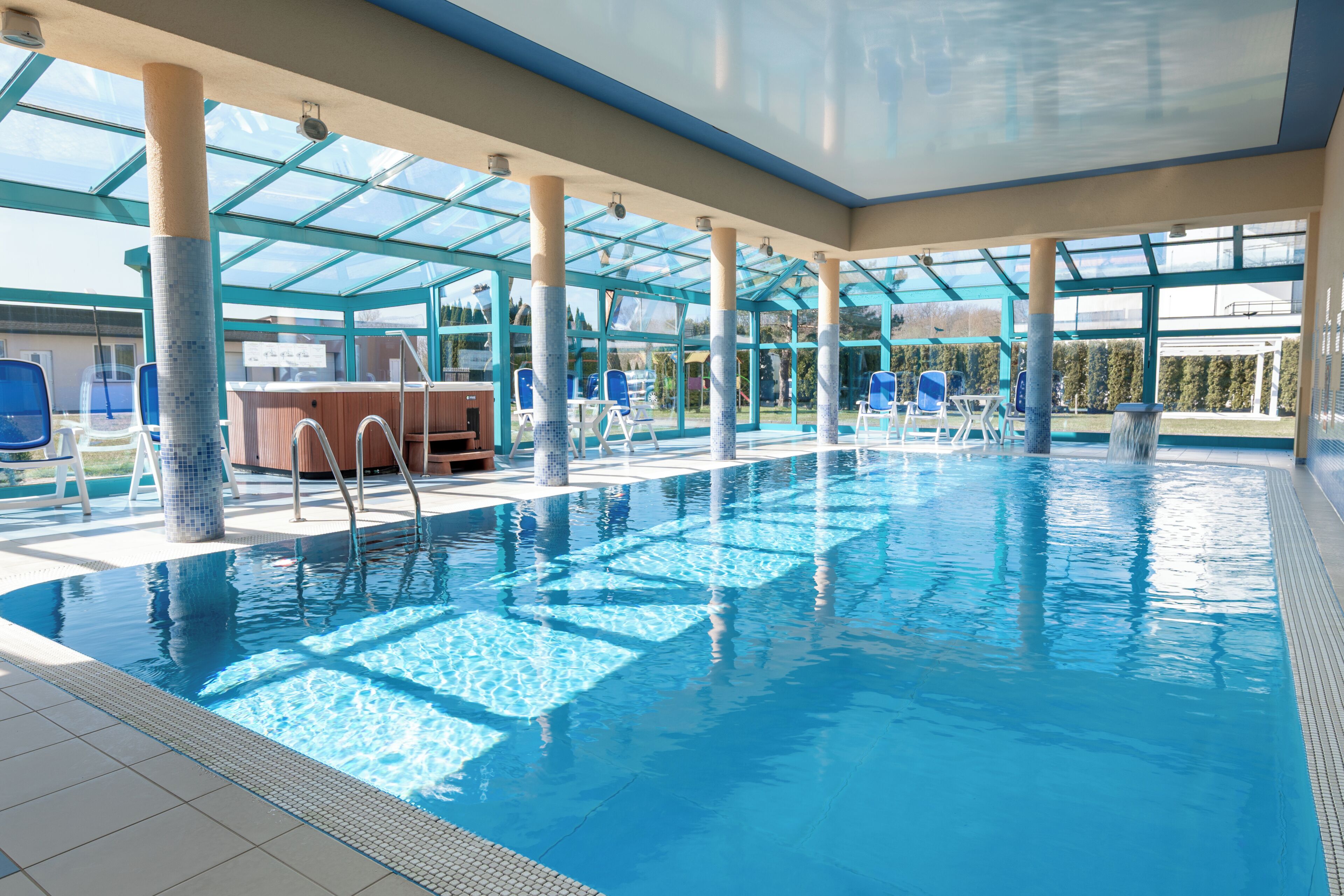 Indoor pool, sun loungers