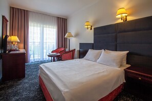 Dobbeltrom | Safe på rommet, skrivebord og skrivebord for bærbar PC