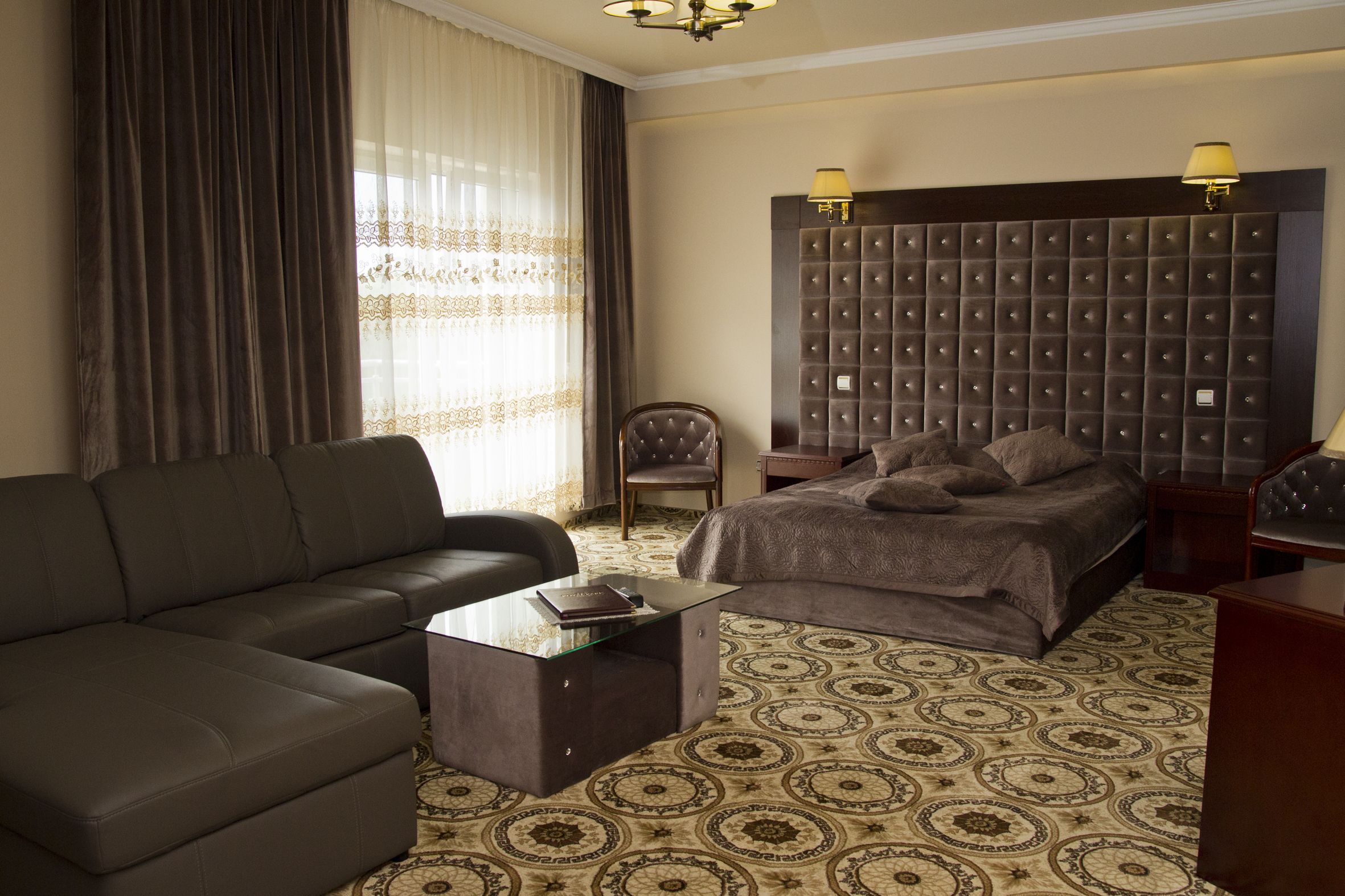 in-room safe, desk, laptop workspace, blackout curtains