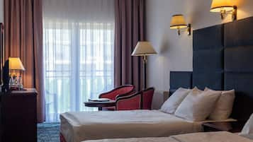 Triple Room | In-room safe, desk, laptop workspace, blackout curtains