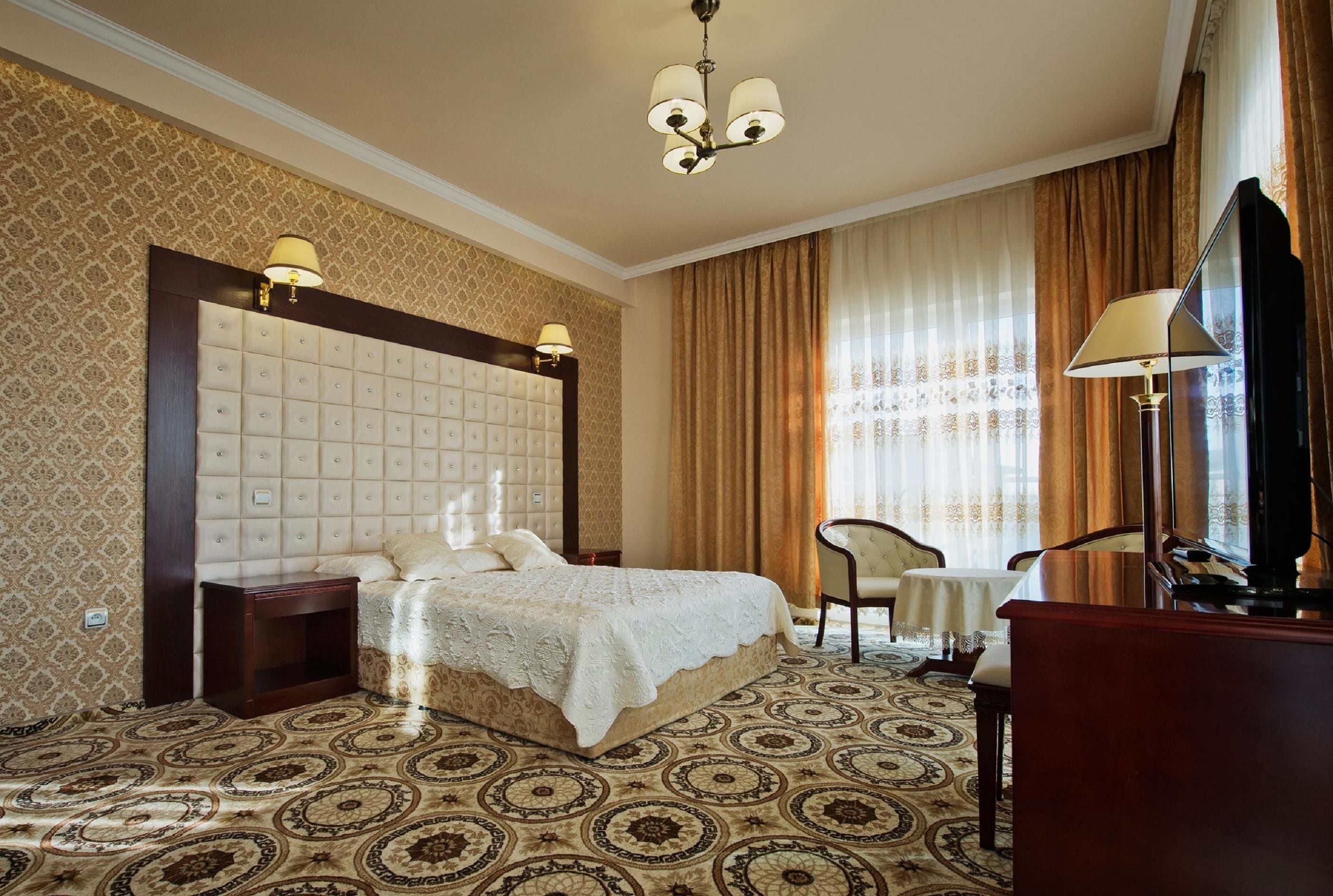 in-room safe, desk, laptop workspace, blackout curtains