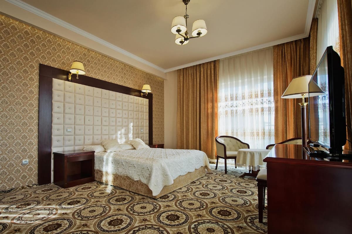 in-room safe, desk, laptop workspace, blackout curtains