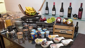 Exposição de alimentos e bebidas, incluindo potes, tigelas e garrafas.