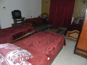 Sábanas de algodón egipcio y caja de seguridad en la habitación 