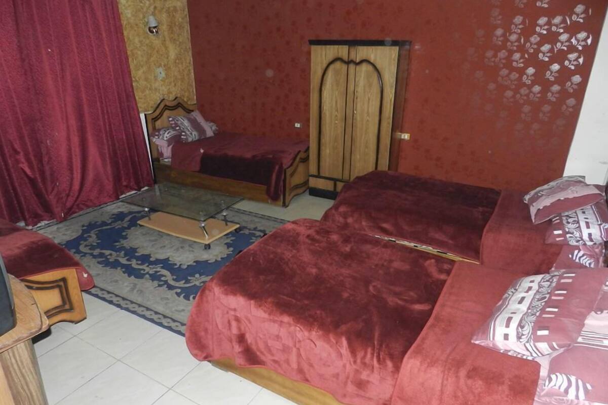 Egyptian cotton sheets, in-room safe, iron/ironing board (on request)