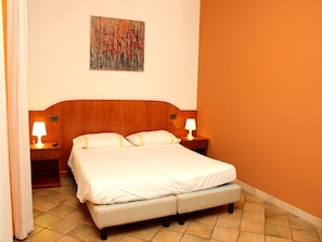 Escritorio, insonorización, tabla de planchar con plancha y camas extra