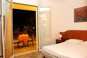 Desk, soundproofing, iron/ironing board, rollaway beds - Hotel Villa Soles (Santa Flavia)