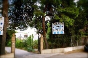 Señal de 'Villa Soles' con un símbolo que indica televisión y espacio para estacionar.