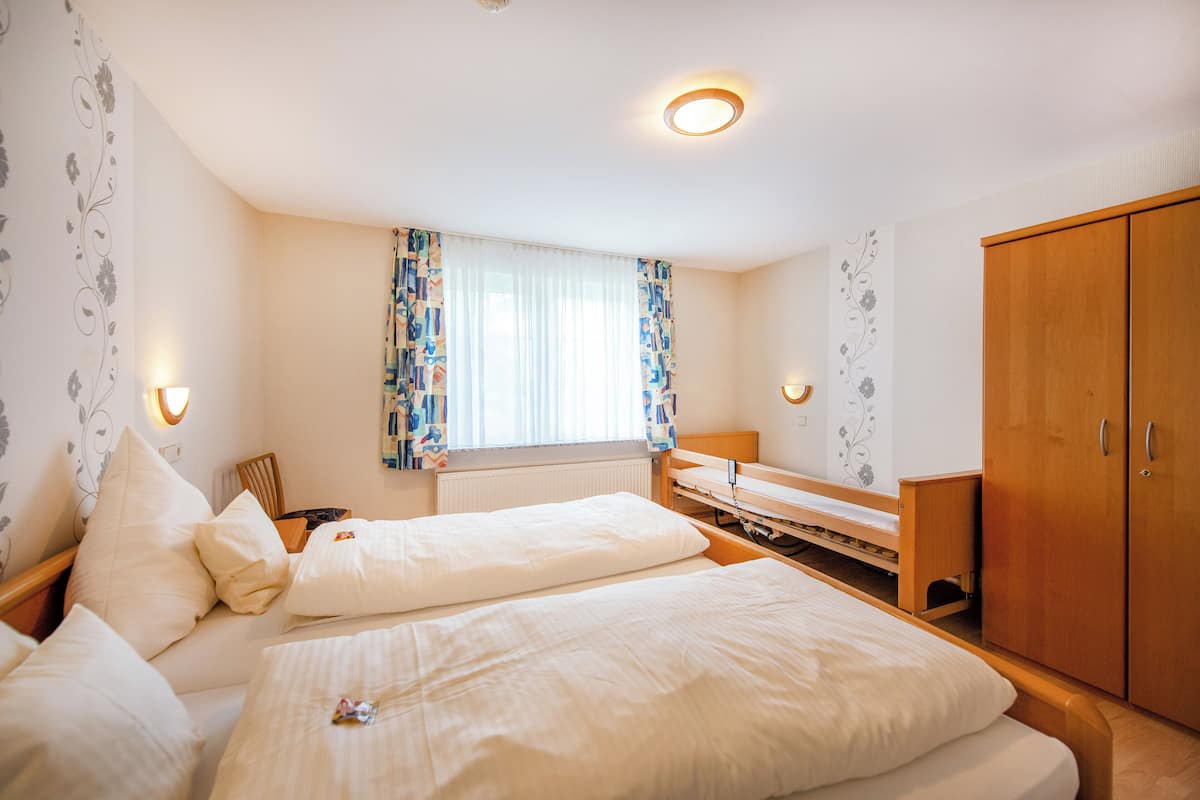 Comfort Apartment, 3 Bedrooms | Hypo-allergenic bedding, free minibar, in-room safe