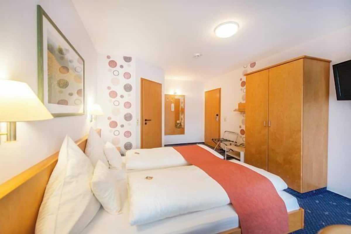 Hypo-allergenic bedding, free minibar, in-room safe, WiFi