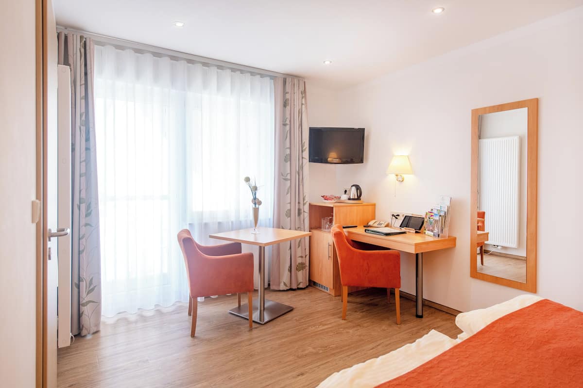 Hypo-allergenic bedding, free minibar, in-room safe, WiFi
