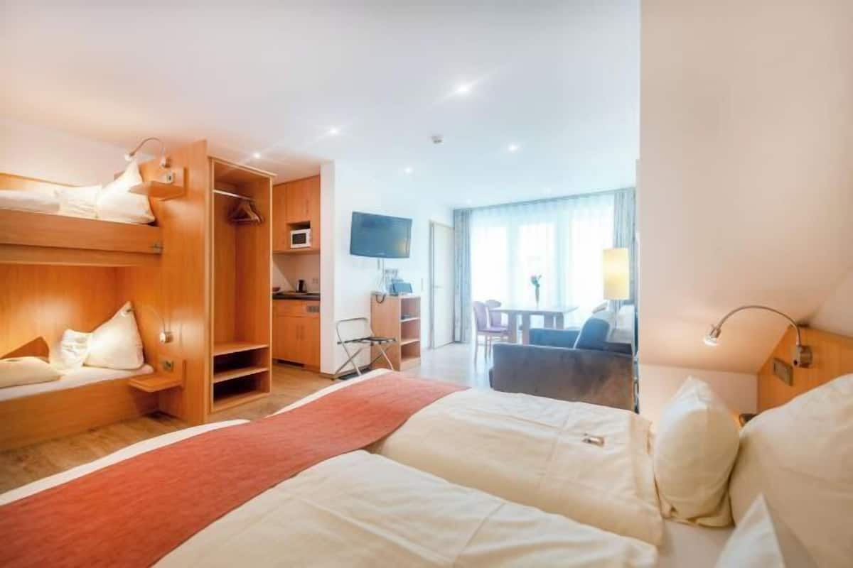 Hypo-allergenic bedding, free minibar, in-room safe, WiFi