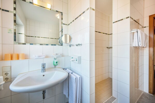 Bathroom - Waldesblick Hotel & Ferienwohnungen (Lahr)