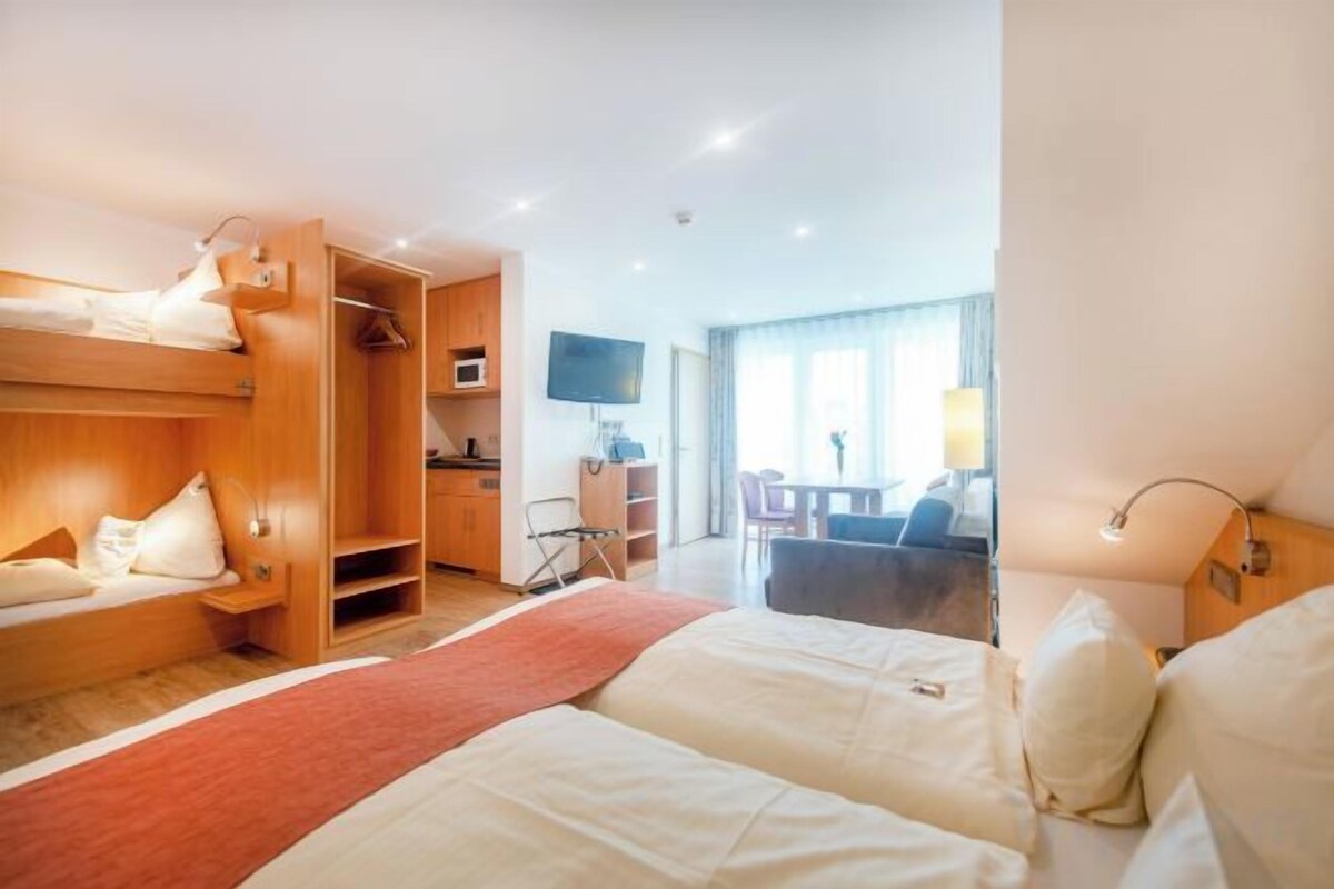 Ropa de cama hipoalergénica y minibar con artículos gratuitos