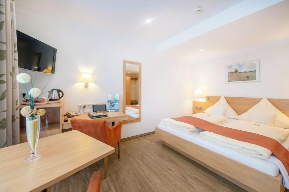 Ropa de cama hipoalergénica y minibar con artículos gratuitos