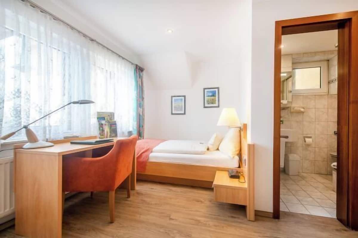 Hypo-allergenic bedding, free minibar, in-room safe, WiFi