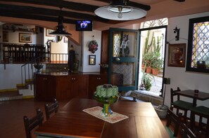 Interior - La Locandiera (Scilla)
