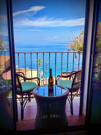 Doppia Standard, vista mare | Minibar, una cassaforte in camera, una scrivania. La Locandiera