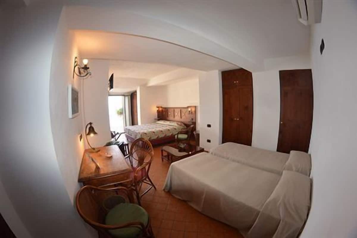 Standard Quadruple Room | Bar mini, peti besi dalam bilik, meja, katil bayi/kot (surcaj)