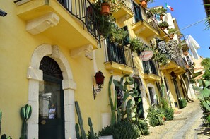 Front of property - La Locandiera (Scilla)