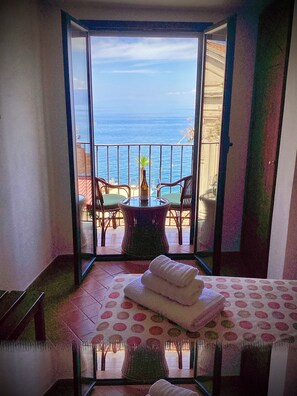 Triple Room | Minibar, in-room safe, desk, cots/infant beds - La Locandiera (Scilla)