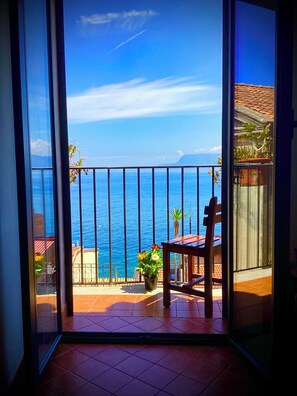 Superior Double Room, Sea View | Minibar, in-room safe, desk, cots/infant beds - La Locandiera (Scilla)