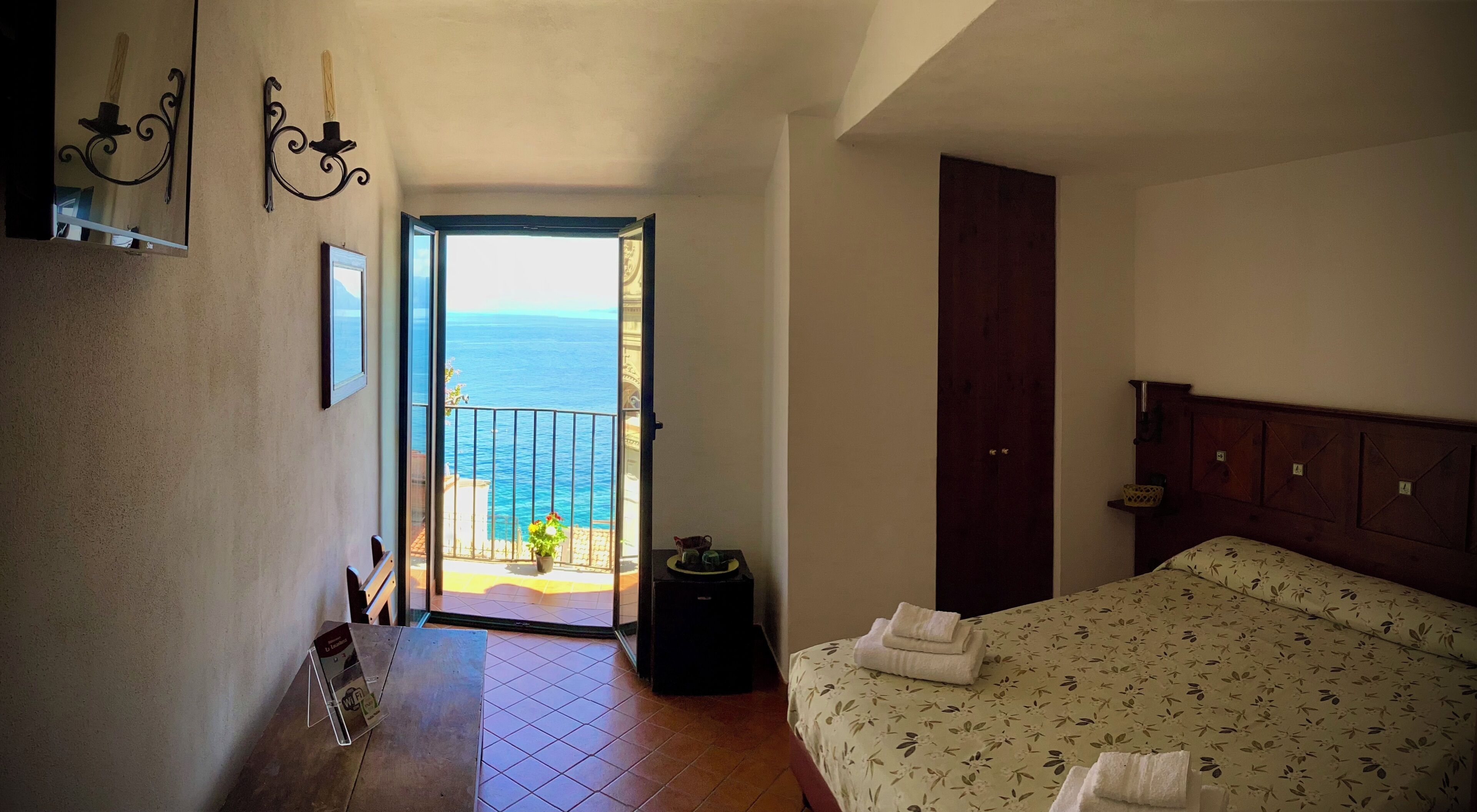 Standard Double Room, Sea View | Minibar, in-room safe, desk, cots/infant beds