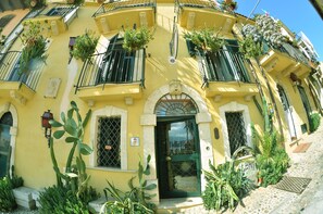 Fachada de la propiedad