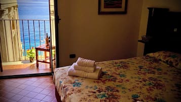 Doppia Standard, vista mare | Minibar, una cassaforte in camera, una scrivania