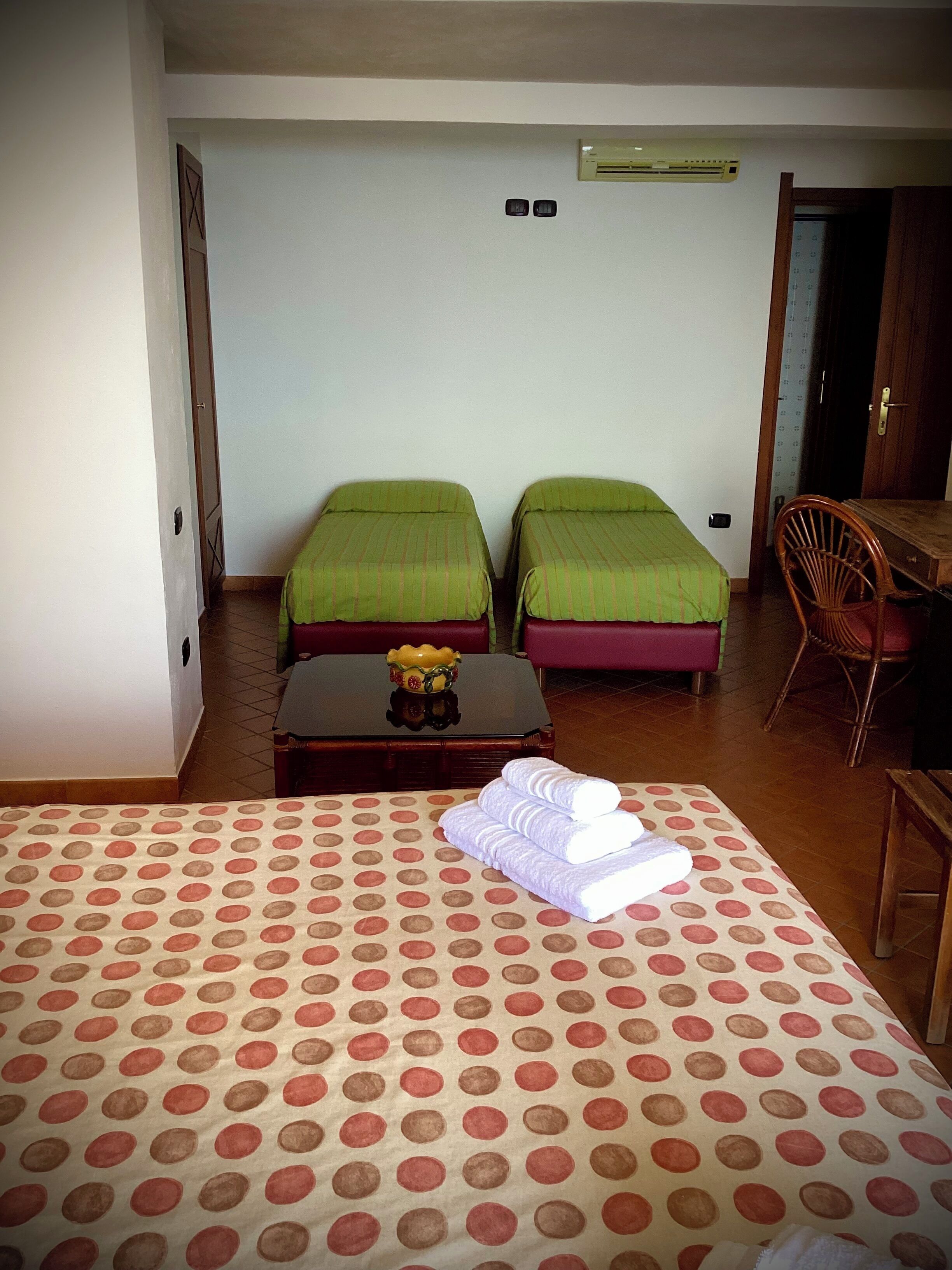 Standard Quadruple Room | Minibar, in-room safe, desk, cots/infant beds