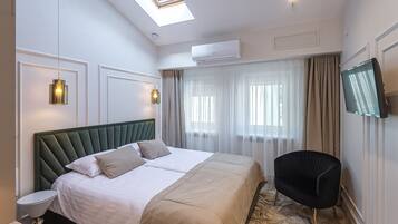 Classic Double Room | Minibar, in-room safe, desk, free WiFi