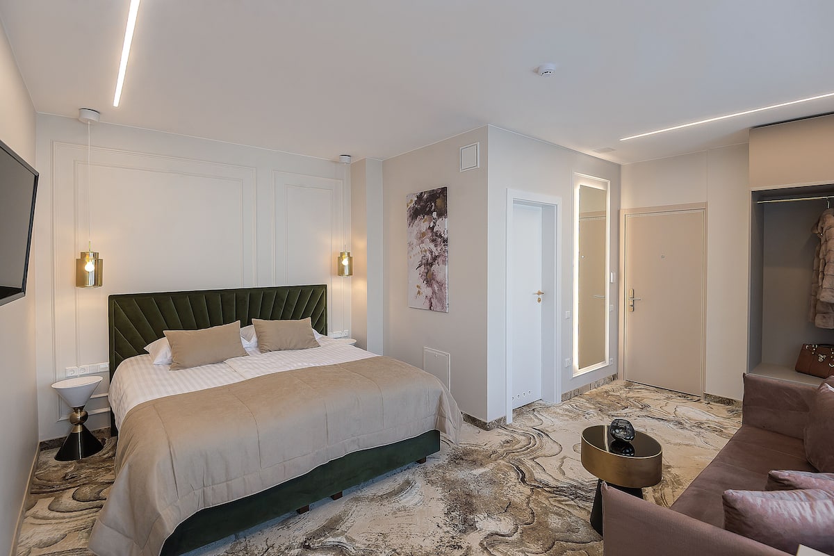 Superior Tek Büyük Yataklı Oda | 1 yatak odası, minibar, odada kasa, masa