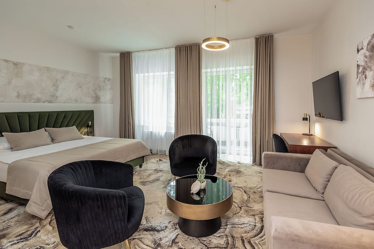 Comfort Tek Büyük Yataklı Oda | 1 yatak odası, minibar, odada kasa, masa