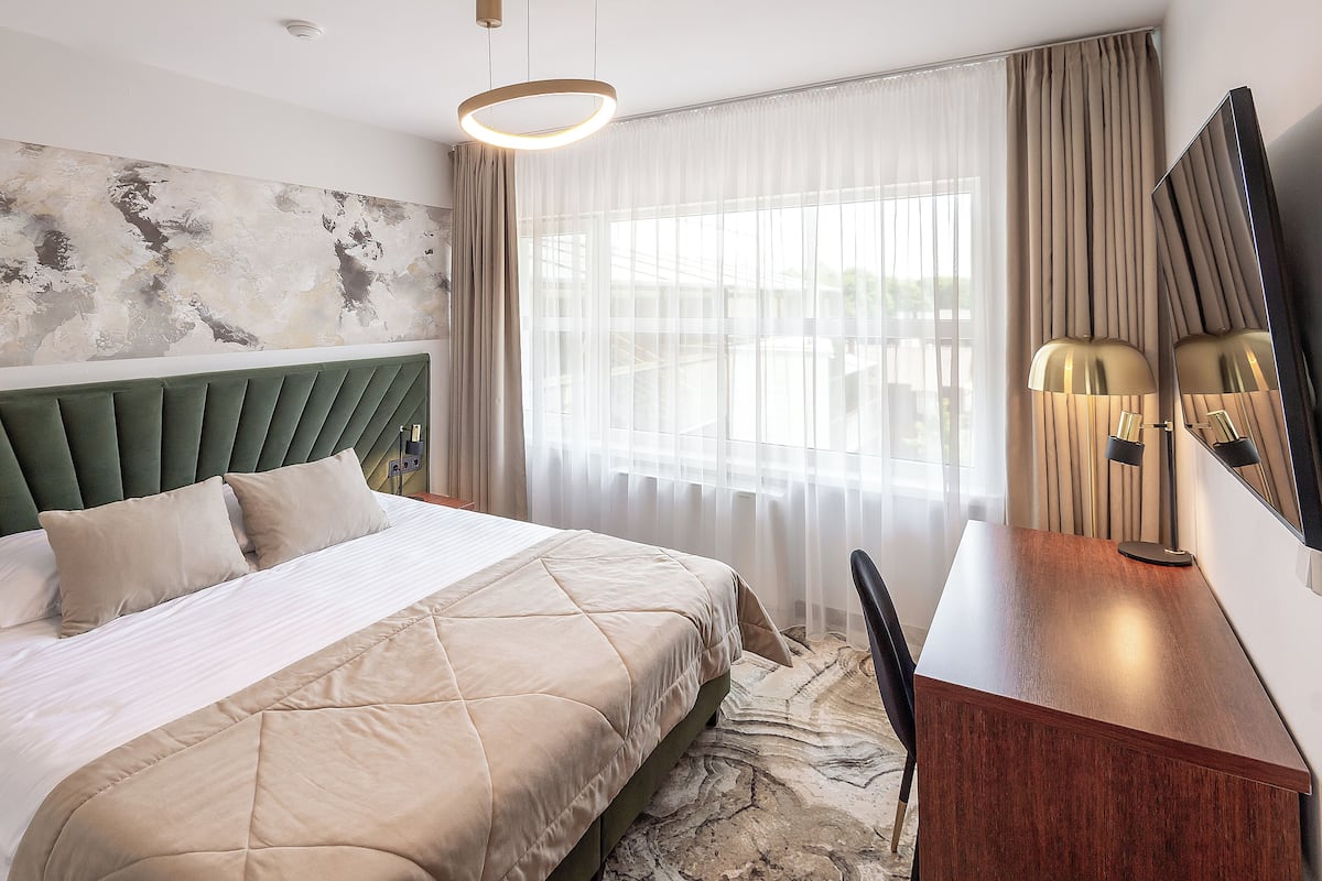 Classic Tek Büyük Yataklı Oda | 1 yatak odası, minibar, odada kasa, masa