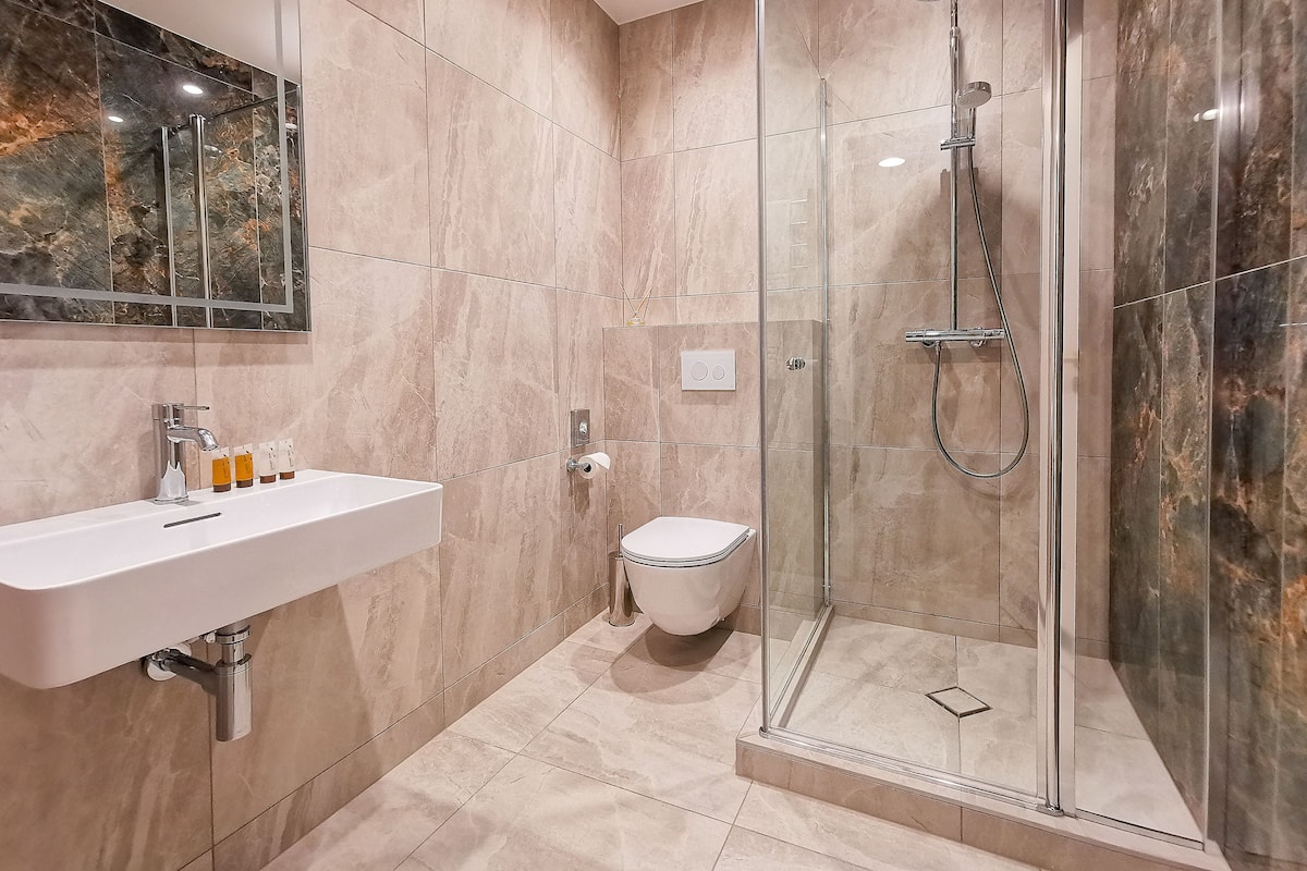 Duş/küvet kombinasyonu, ücretsiz banyo/kozmetik ürünleri